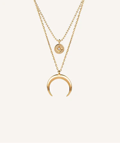 Collar doble con amuleto de luna invertida en tono dorado